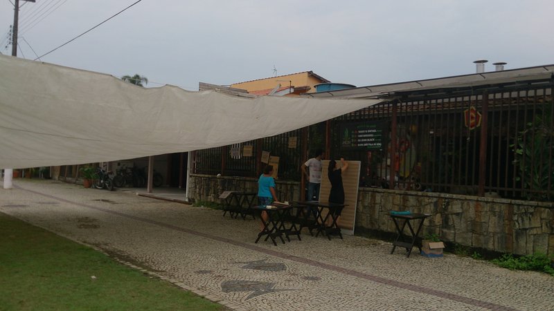 Mesa de informação e mural da feira