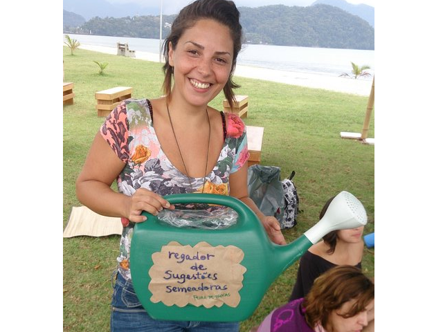 A Ariane, com a "caixa" de sugestoes que fez pra feira